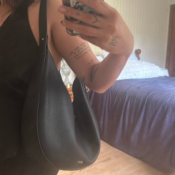 DKNY LEATHER BAG - Picture 8 of 8